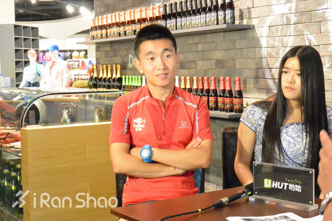 冠军面对面，两条不同的轨迹