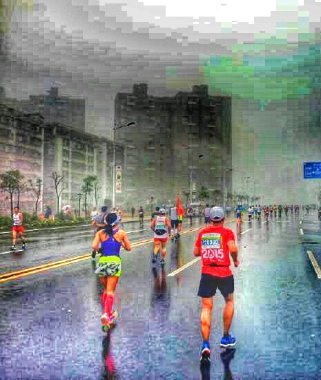 跑在2015 | 吞风吻雨  清远鸡变落汤鸡——记人生第一次全马