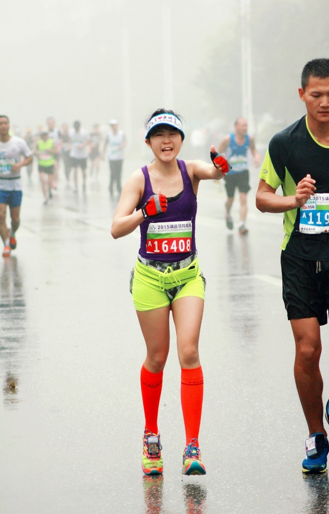 跑在2015 | 吞风吻雨  清远鸡变落汤鸡——记人生第一次全马