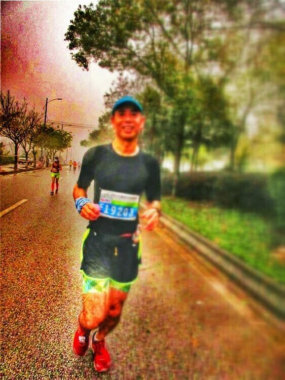 跑在2015 | 吞风吻雨  清远鸡变落汤鸡——记人生第一次全马