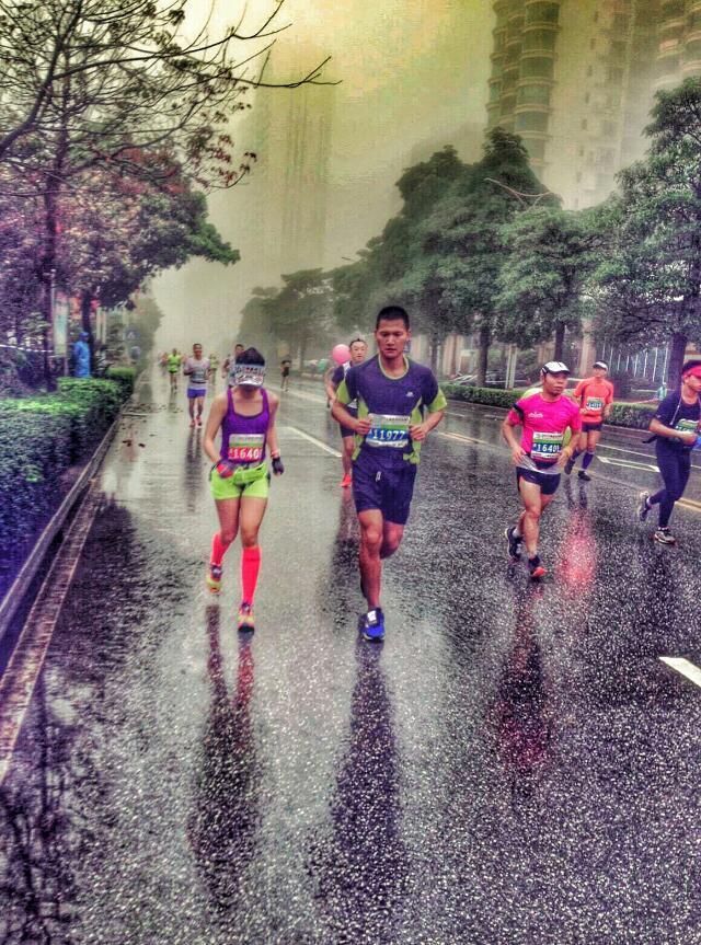 跑在2015 | 吞风吻雨  清远鸡变落汤鸡——记人生第一次全马