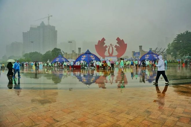 跑在2015 | 吞风吻雨  清远鸡变落汤鸡——记人生第一次全马