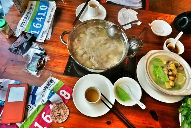 跑在2015 | 吞风吻雨  清远鸡变落汤鸡——记人生第一次全马