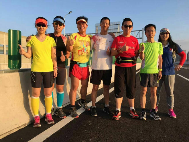 跑在高高的路上