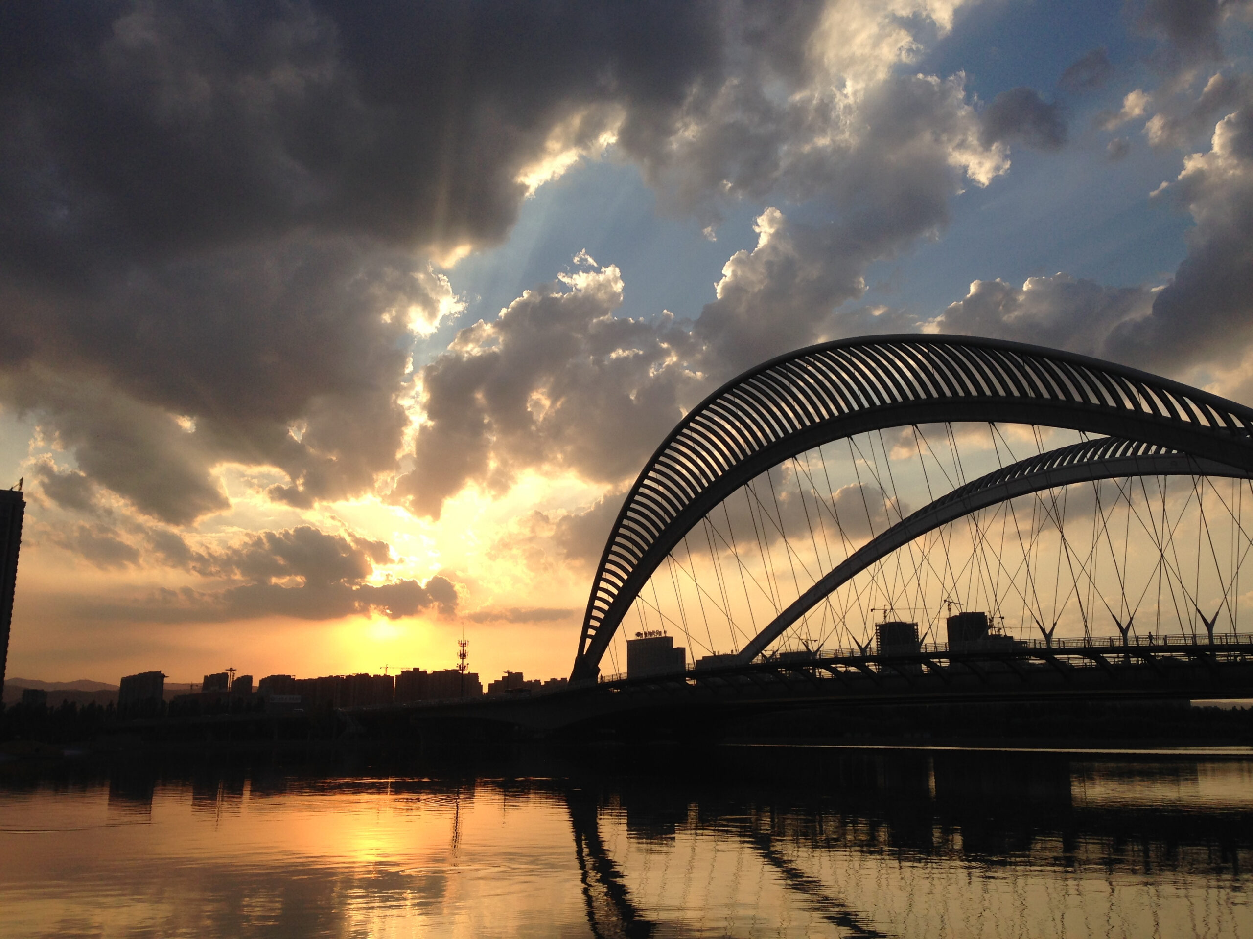 一次纯粹的公路半程马拉松赛、一次大众跑步的狂欢——太原马拉松日记