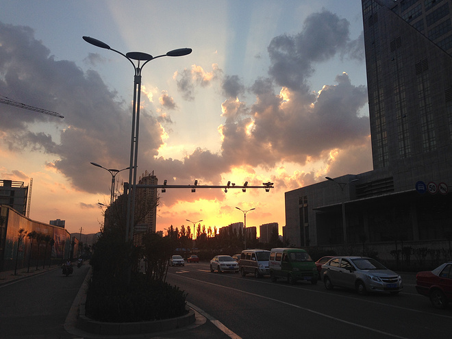 一次纯粹的公路半程马拉松赛、一次大众跑步的狂欢——太原马拉松日记