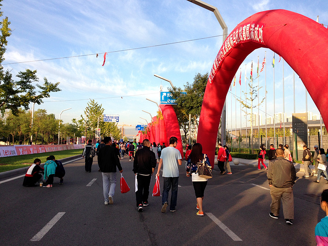 一次纯粹的公路半程马拉松赛、一次大众跑步的狂欢——太原马拉松日记