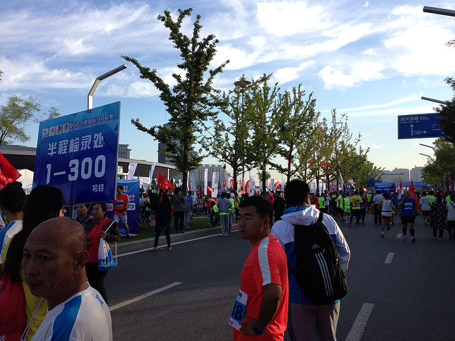 一次纯粹的公路半程马拉松赛、一次大众跑步的狂欢——太原马拉松日记