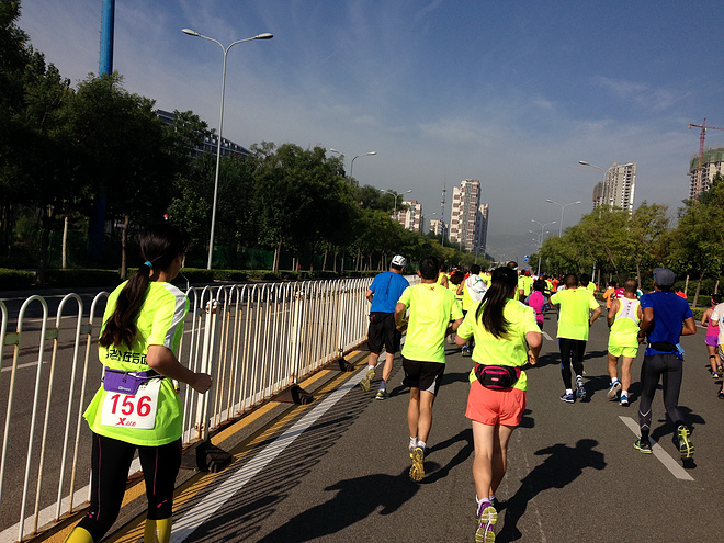 一次纯粹的公路半程马拉松赛、一次大众跑步的狂欢——太原马拉松日记