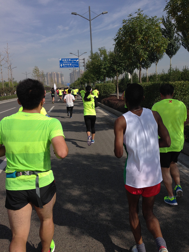 一次纯粹的公路半程马拉松赛、一次大众跑步的狂欢——太原马拉松日记