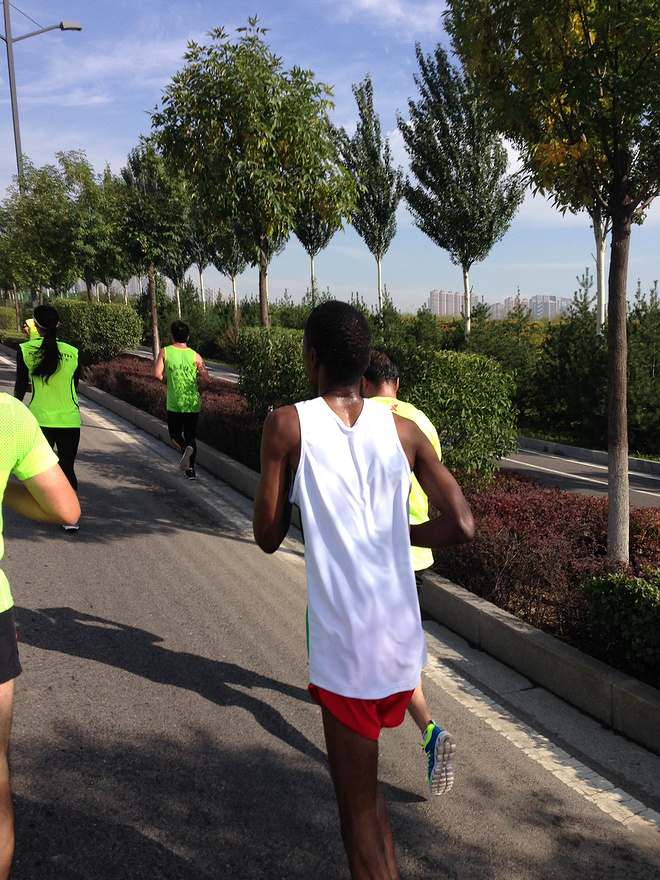一次纯粹的公路半程马拉松赛、一次大众跑步的狂欢——太原马拉松日记