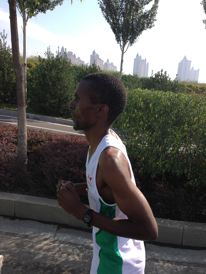 一次纯粹的公路半程马拉松赛、一次大众跑步的狂欢——太原马拉松日记