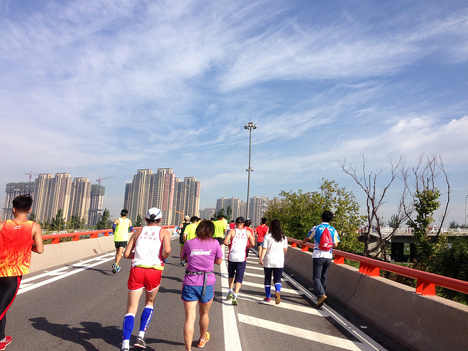 一次纯粹的公路半程马拉松赛、一次大众跑步的狂欢——太原马拉松日记