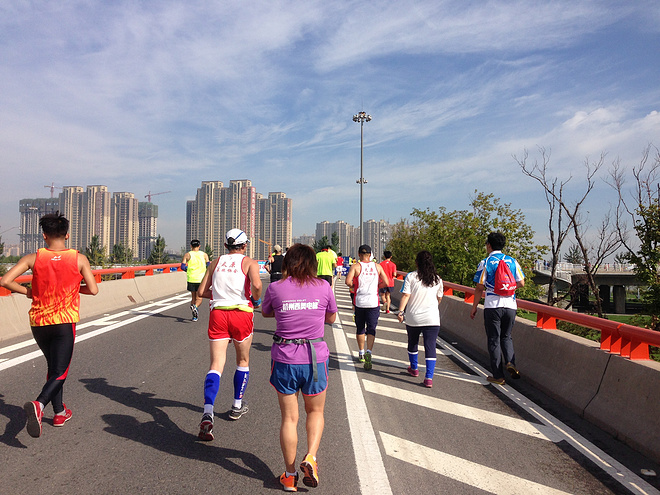 一次纯粹的公路半程马拉松赛、一次大众跑步的狂欢——太原马拉松日记