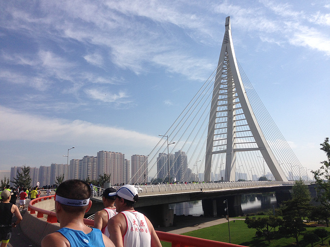 一次纯粹的公路半程马拉松赛、一次大众跑步的狂欢——太原马拉松日记