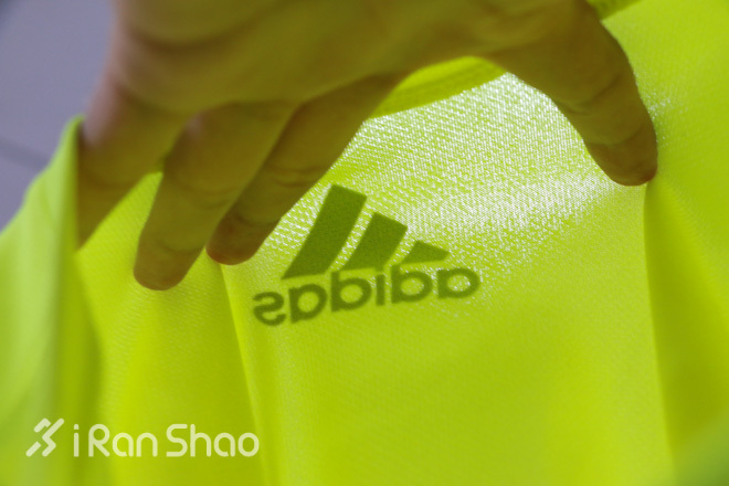 评测 |  adidas男款闪亮飘逸的跑步套装，让奔跑更加自由