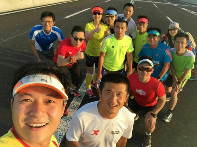 跑在高高的路上