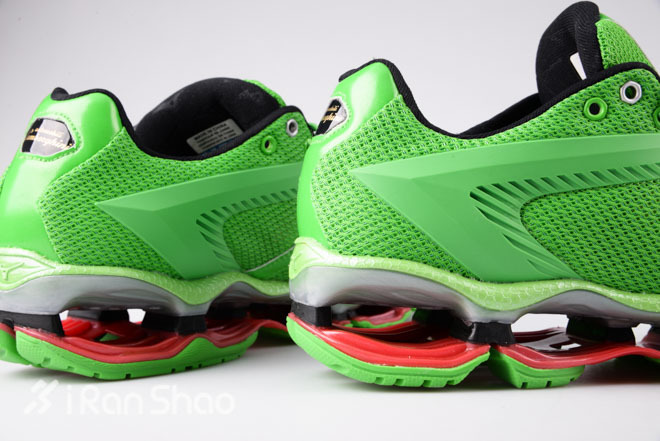 开箱 | 嘘！小心，据说这是一双看了会中毒的跑鞋