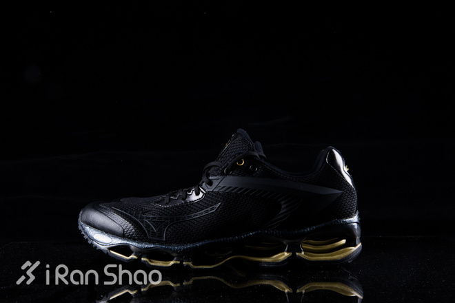 开箱 | 嘘！小心，据说这是一双看了会中毒的跑鞋