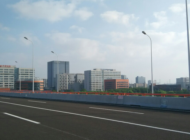 跑在高高的路上