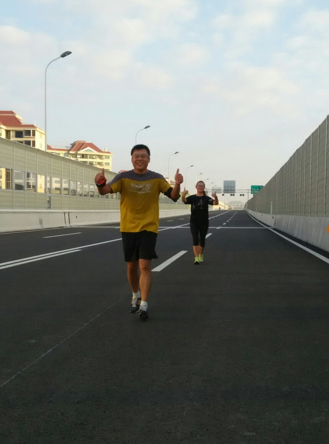 跑在高高的路上