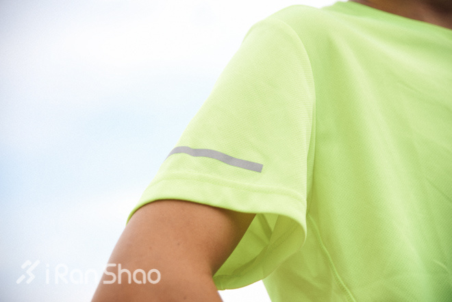 评测 |  adidas男款闪亮飘逸的跑步套装，让奔跑更加自由