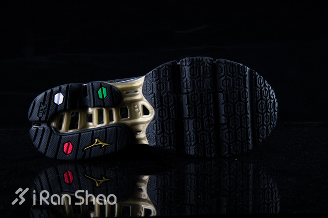 开箱 | 嘘！小心，据说这是一双看了会中毒的跑鞋