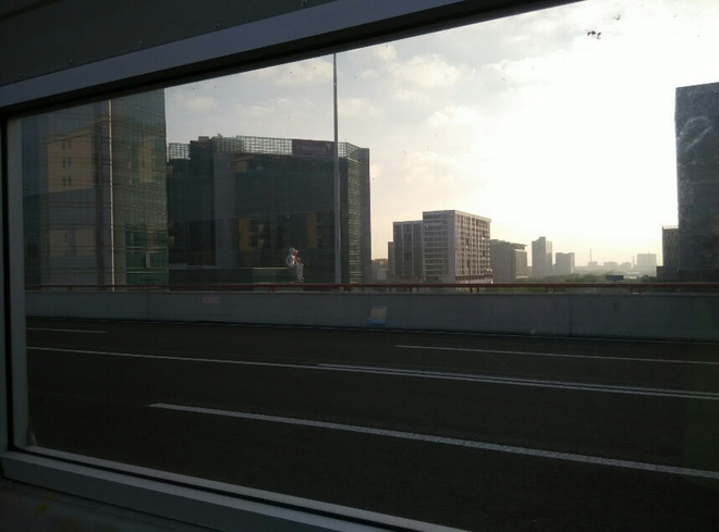 跑在高高的路上