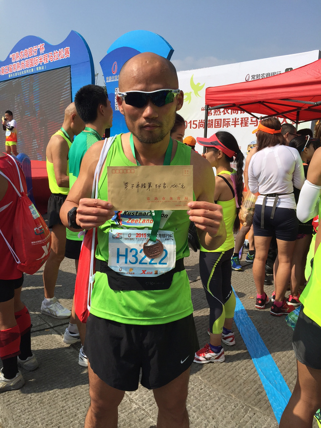 "我是为了一百块才到这里比赛"