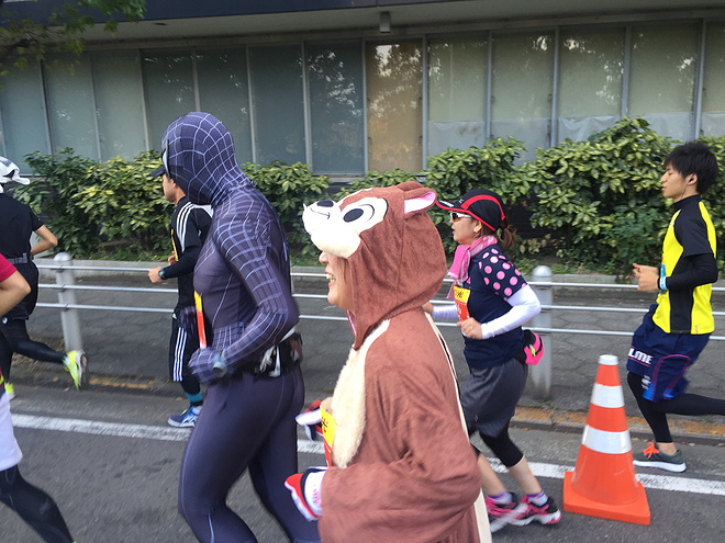 跑过彩虹色的大阪