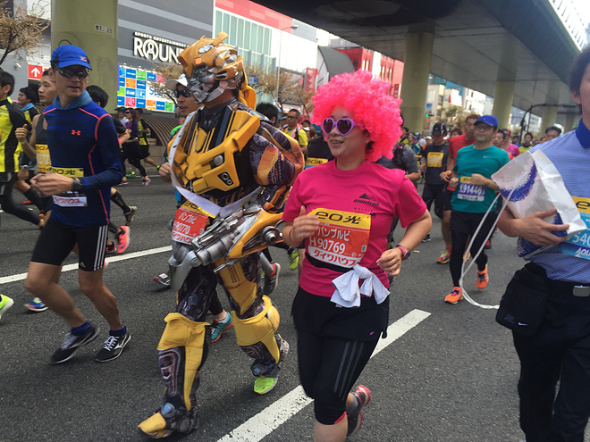 跑过彩虹色的大阪