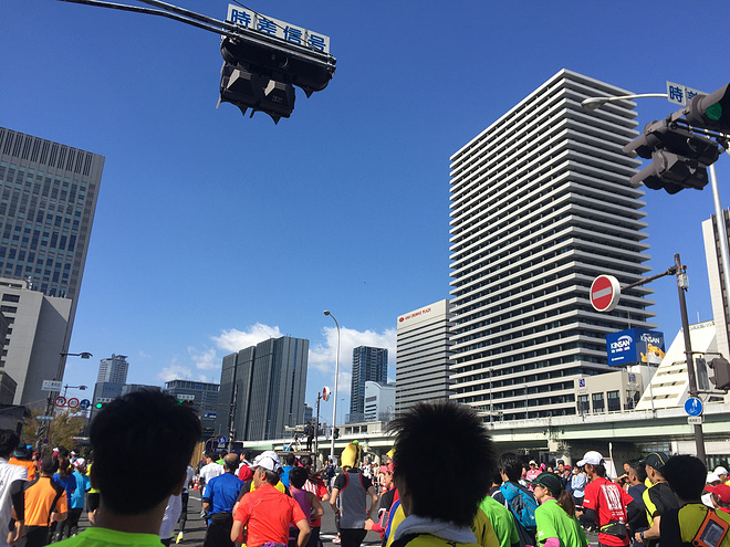 跑过彩虹色的大阪