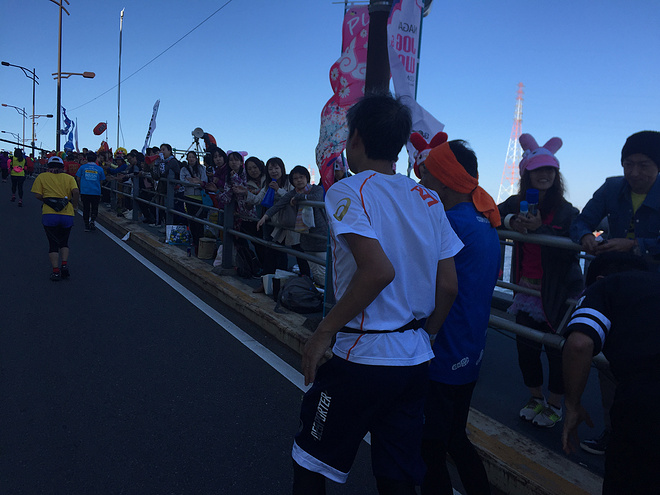 跑过彩虹色的大阪