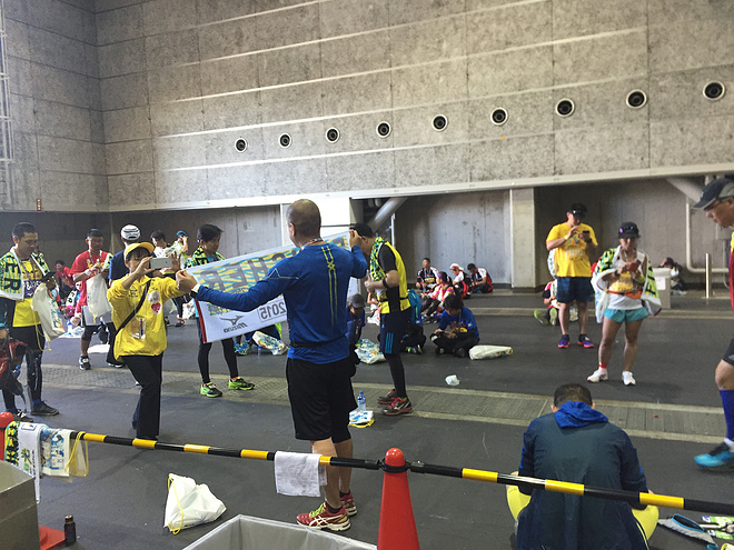 跑过彩虹色的大阪