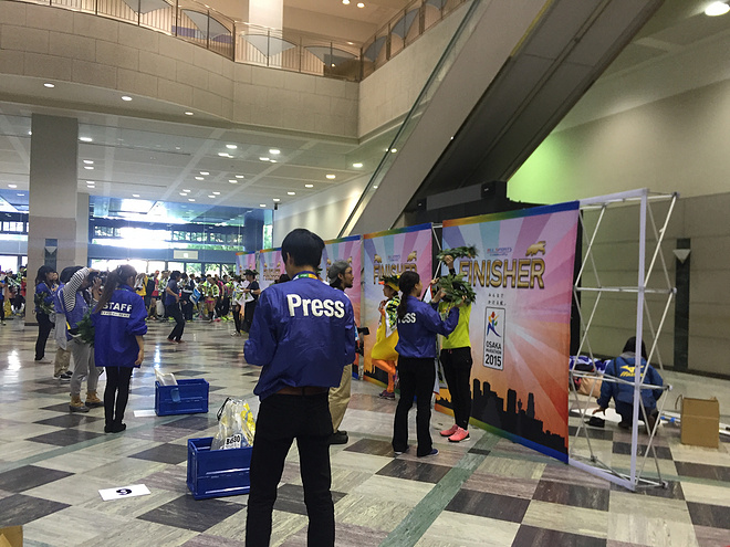 跑过彩虹色的大阪