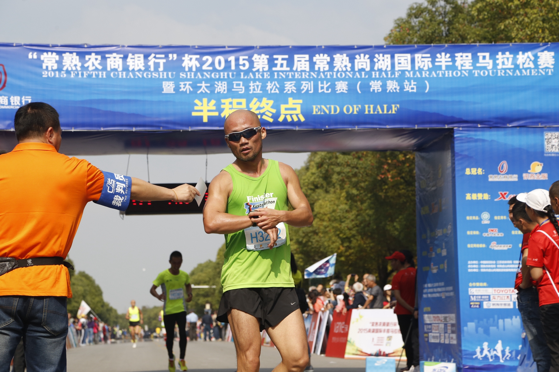 "我是为了一百块才到这里比赛"