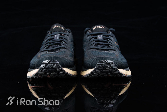 ASICS MetaRun 跑鞋
