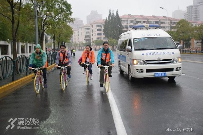 在雨中，每一步都是不同的风景