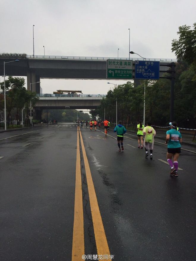 随风奔跑自由是方向——记人生第一次全程马拉松（兼雨中首马）——杭州马拉松