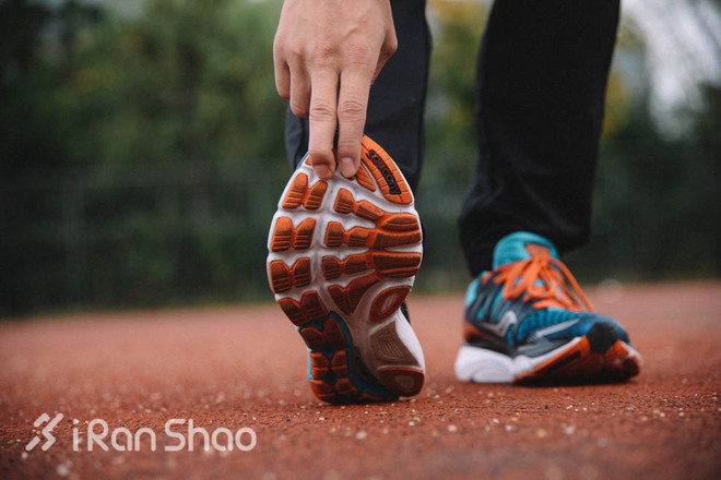 评测 | Saucony 圣康尼 Triumph ISO，向那些缓震弱鸡跑鞋致敬