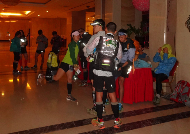 在雨中漫步，尝水中的味道