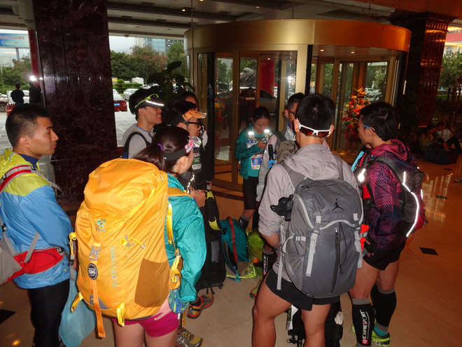 在雨中漫步，尝水中的味道