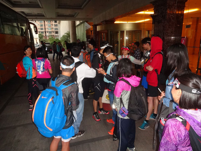 在雨中漫步，尝水中的味道