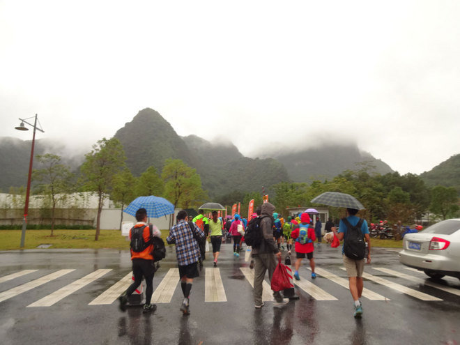 在雨中漫步，尝水中的味道