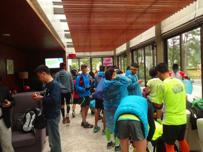 在雨中漫步，尝水中的味道