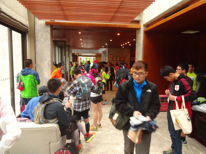 在雨中漫步，尝水中的味道