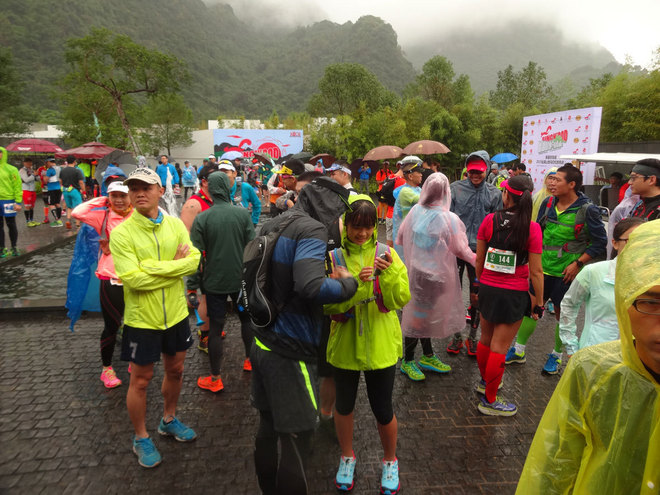 在雨中漫步，尝水中的味道