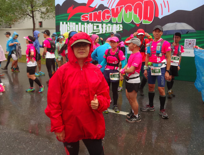 在雨中漫步，尝水中的味道