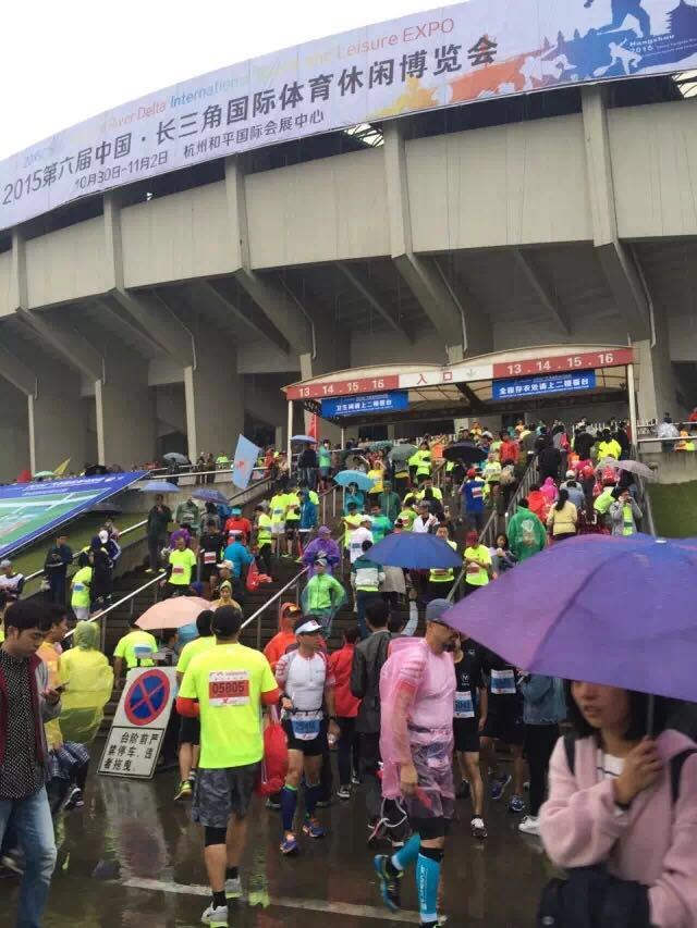 随风奔跑自由是方向——记人生第一次全程马拉松（兼雨中首马）——杭州马拉松