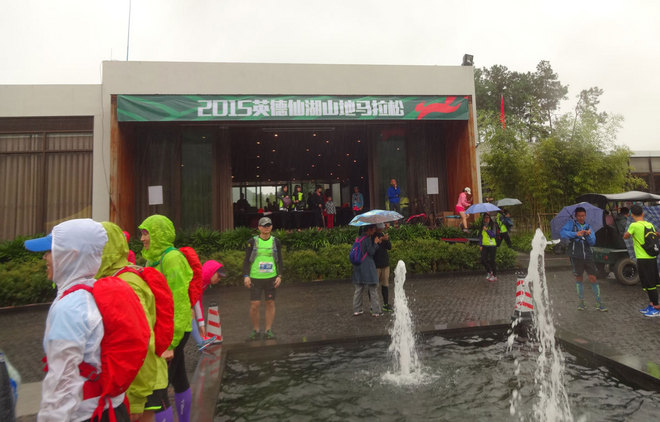 在雨中漫步，尝水中的味道